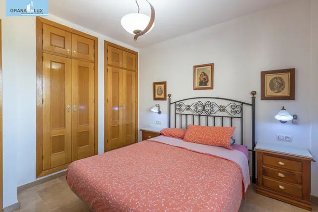 Adosada con 4 dormitorios, amplias terrazas y vistas a Granada y sierra nevada — 17