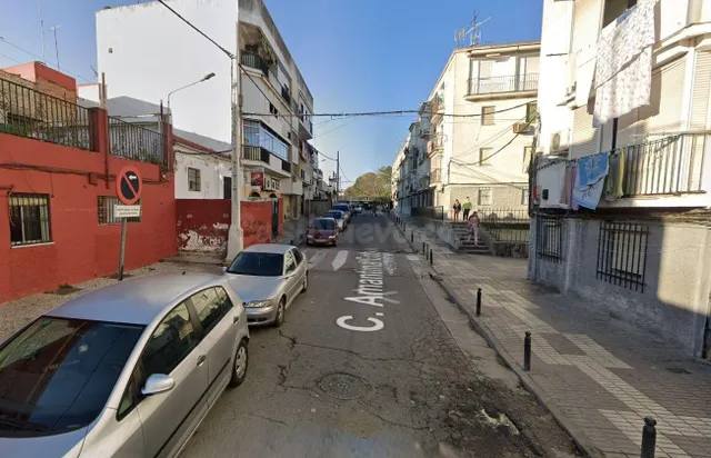 Se vende piso OKUPA en San Juan de Aznalfarache (Sevilla). - foto 2