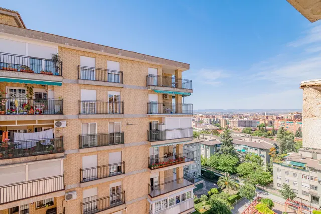 Piso exterior en zona cervantes, Granada, 8ª planta, muy luminoso, 87 m2, 3 dormitorios, vistas despejadas. — 35