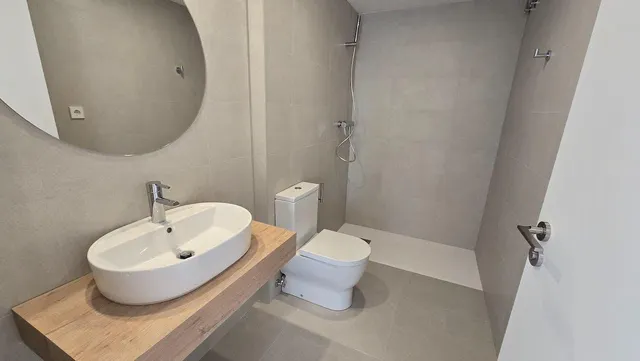 Piso nuevo a estrenar, con terraza, pk, trastero, ascensor y patio comunitario. Súper céntrico. — 19