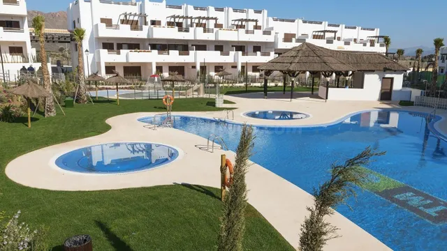 Amplio apartamento de 3 dormitorios a 600 metros de la playa y servicios — 34