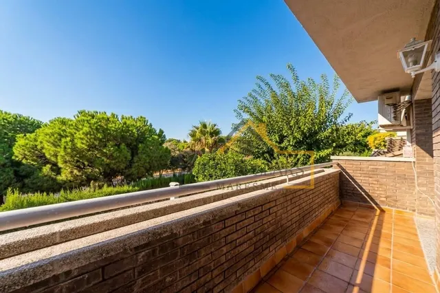 Casa adosada con piscina y garaje para 4 coches. — 24