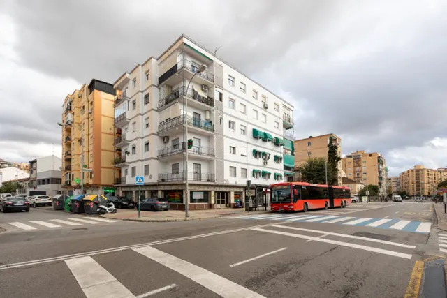 Localazo en esquina con mas de 30 de fachada. Avd de Dilar junto ambulatorio del Zaidín — 12