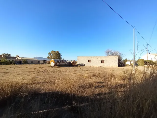 Parcela de 5500 m2 con almacén declarado de 70 m2. — 6