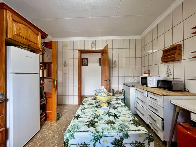 E.  FINCA CON PISCINA, HUERTO, POZO Y VIVIENDA DE 3 PLANTAS — 40