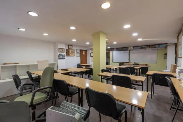 LOCAL COMERCIAL JUNTO A ÁNGEL GANIVET | ESPACIO Y UBICACIÓN. — 6