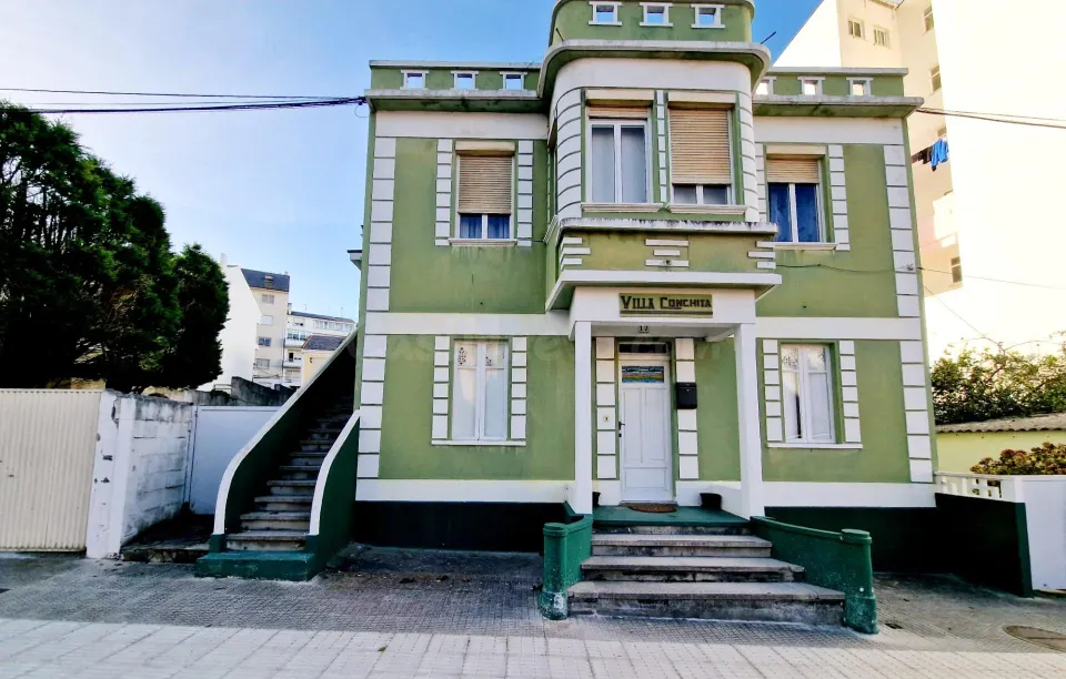 EXCLUSIVO CONJUNTO DE DOS CASAS CON JARDÍN Y GARAJE A 300 METROS DE LA PLAYA DE A RAPADOIRA – FOZ