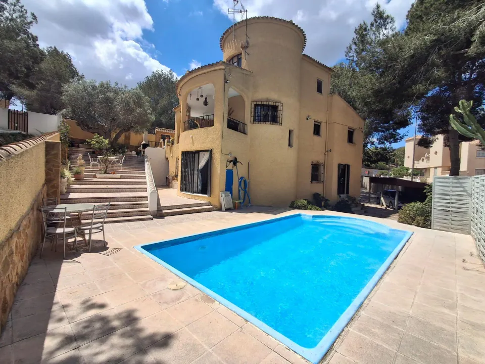 CHALET EN ORIHUELA COSTA CON GRAN PARCELA Y PISCINA PRIVADA