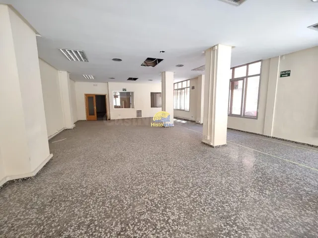 LOCAL COMERCIAL ESQUINERO EN LA ZONA DE HACIENDA - foto 2