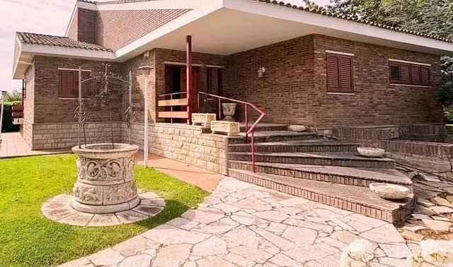 Exclusivo Chalet en Venta con Piscina y Jardín en Urbanizaci - foto 2