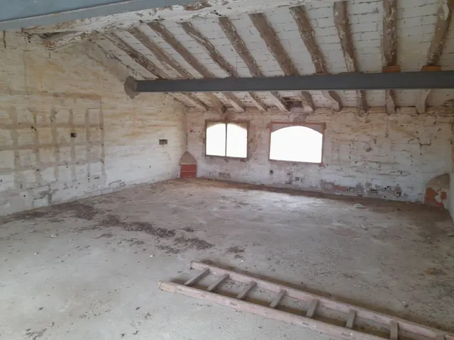 OPORTUNIDA GRAN CASA DE PUEBLO CON VIVIENDA UNIFAMILIAR Y NAV ES ANEXAS — 39