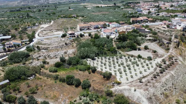 Amplio Terreno Urbano con Agua y Vistas Espectaculares en Ce - foto 3