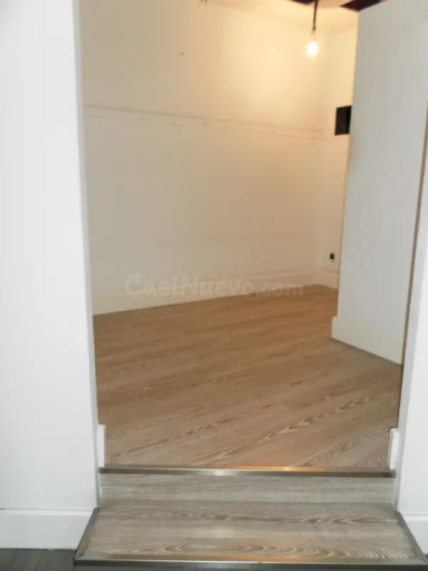Local comercial en alquiler junto a Cruz Conde - foto 2