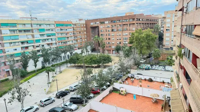 Piso en alquiler de tres dormitorios y dos baños completos. — 4