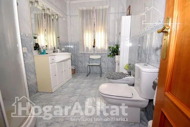 CHALET SEMINUEVO CON GARAJE, PISCINA Y AMPLIA PARCELA — 42