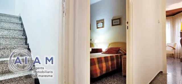 Edifidio con local y vivienda dúplex en carrer Església — 28