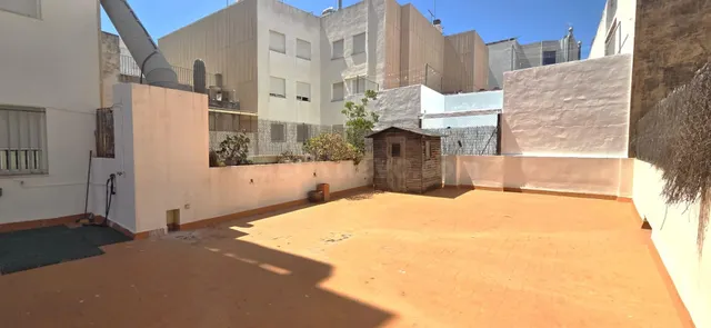 AMPLIO PISO CÉNTRICO CON GRAN TERRAZA CERCA DE LA PLAYA