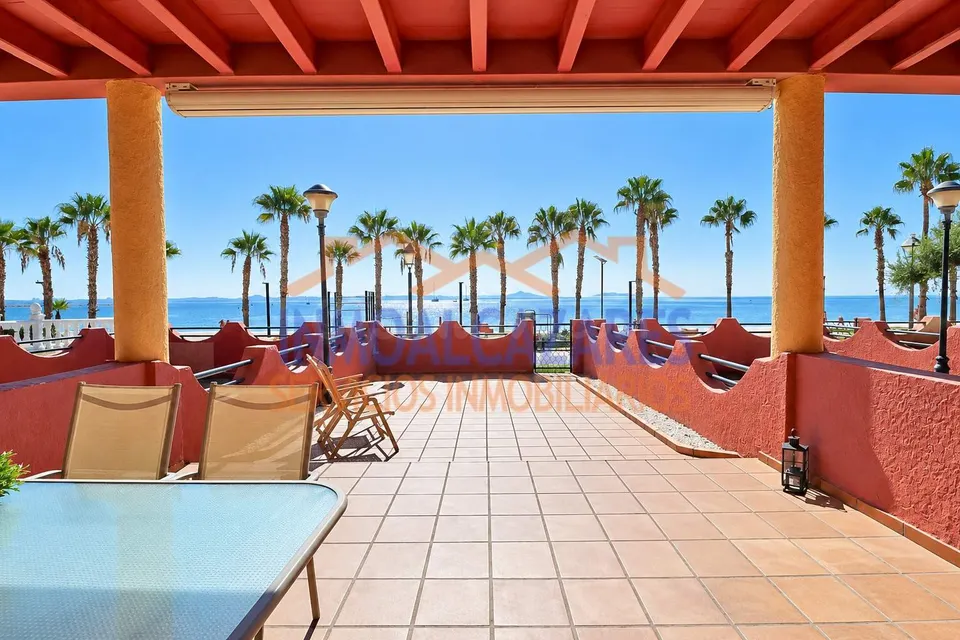 ESPECTACULAR DUPLEX DE  3 DORMITORIOS Y 2 BAÑOS, EN PRIMERA LÍNEA DE PLAYA CON VISTAS AL MAR EN LOS NAREJOS, LOS ALCAZARES, MURCIA.