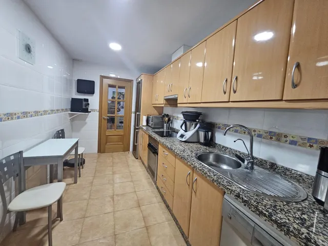 Amplio piso de 3 dormitorios con terraza, garaje, trastero y piscina en Mijas Costa — 28