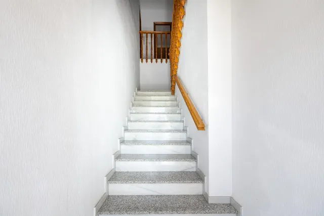 ¡OPORTUNIDAD ÚNICA! Edificio Multifuncional de 900 m2 en Plena Vega Granadina, en primera línea de carretera. — 28