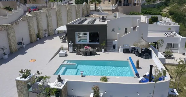 Hermosa villa con dos apartamentos separados y un estudo