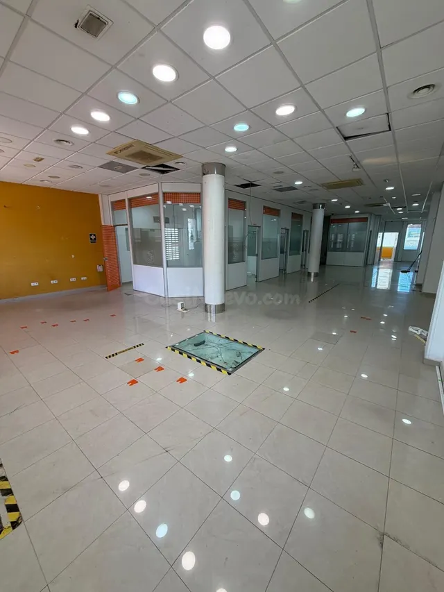 Edificio en venta en Vecindario — 4