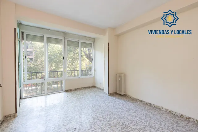 Piso en esquina con terraza y vistas a Plaza Mariana Pineda, Granada — 25