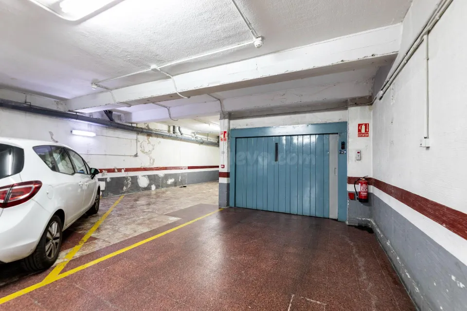 Exclusiva plaza de garaje junto al Retiro con montacoches