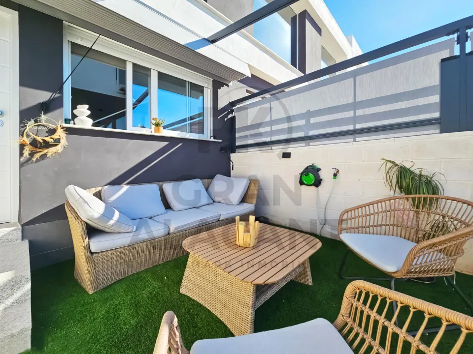 Dúplex en Gran Alacant: Comodidad y Estilo en Monte y Mar