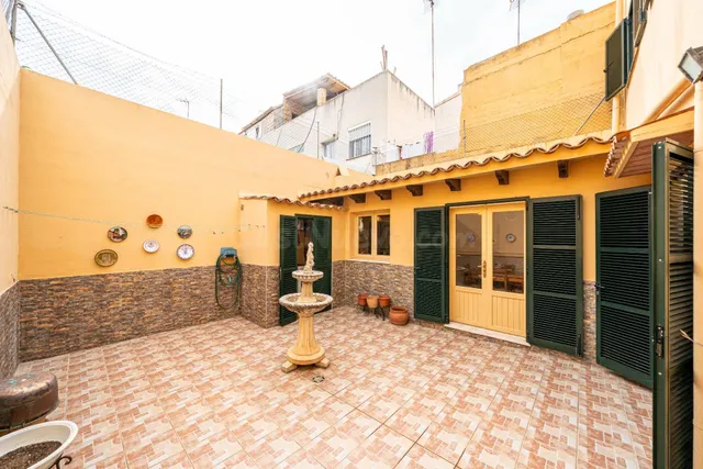 Casa de estilo mallorquín con patio, amplio garaje y terraza solárium — 3