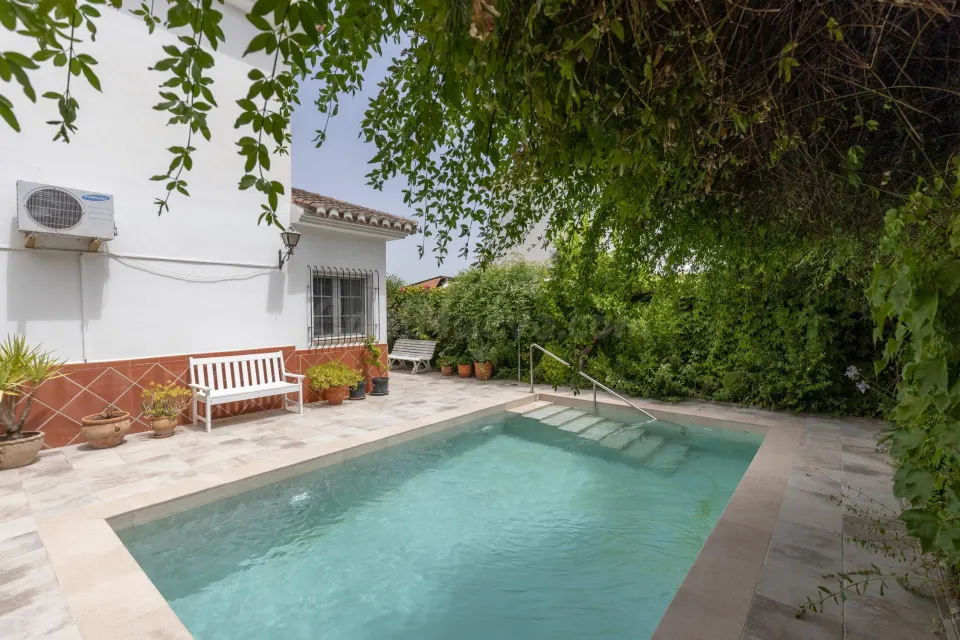Chalet pareado con piscina, jardín y bonitas vistas a Granada en La Zubia