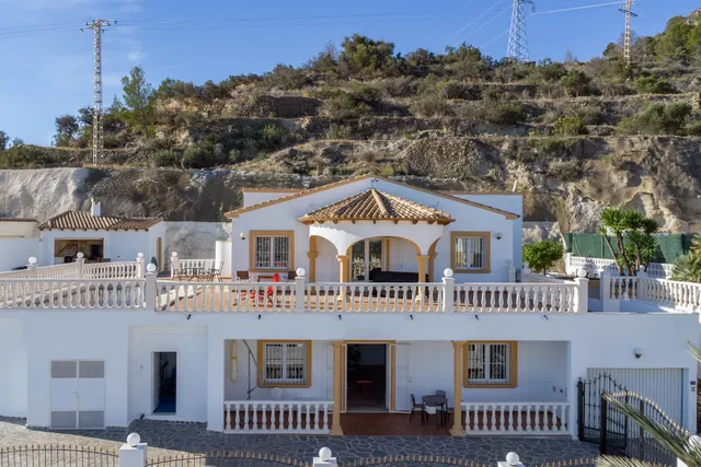 Villa 4 habitaciones 264m² en venta - Cucarres — 48