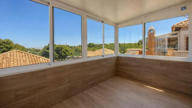 Casa reformada de 5 dormitorios con piscina privada, gran terraza y placas solares en Los Balcones — 40