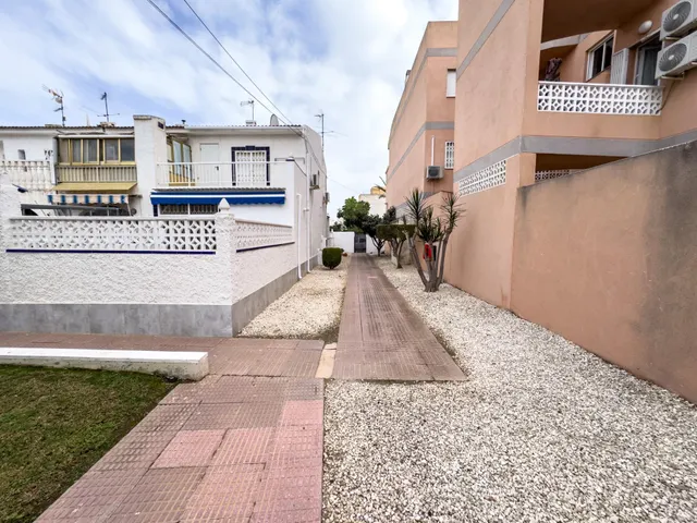 Encantador adosado de 2 plantas en Nueva Torrevieja — 2 dormitorios, 2 baños, gran patio y piscina comunitaria — 37