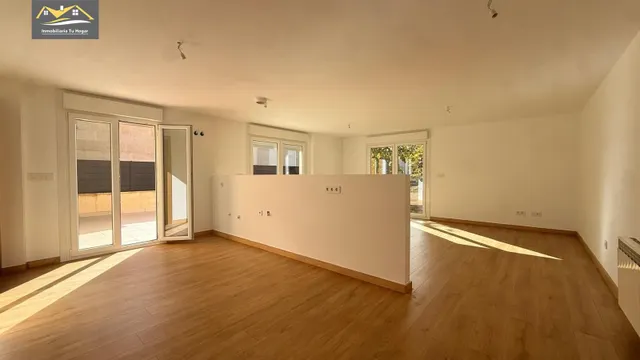 Chalé adosado, con terraza 30m , jardín 70m , garaje para 2 coches. 5 habitaciones. 3 baños. Cocina salón comedor de 35 m2. Magnificas vistas. Muy soleados — 7