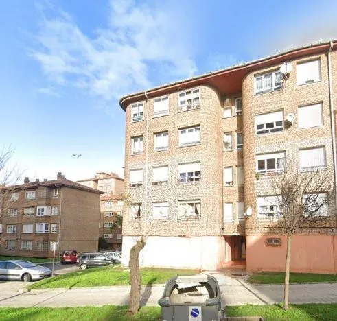 SE VENDE piso OKUPA en C Cardenal Herrera Oria 841 de Santan - foto 2