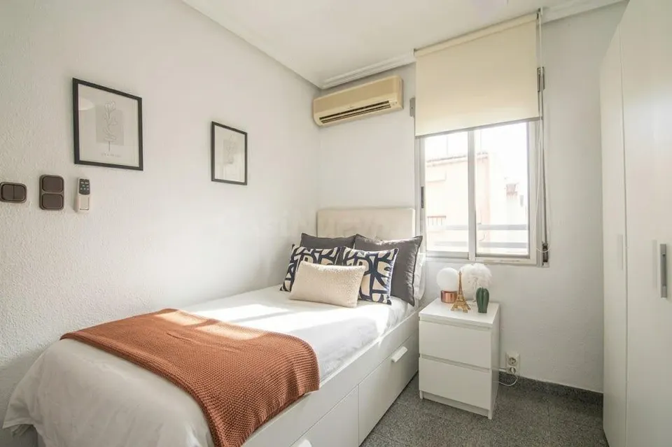 3º sin ascensor, de 3 habitaciones, 1 baño y balcón