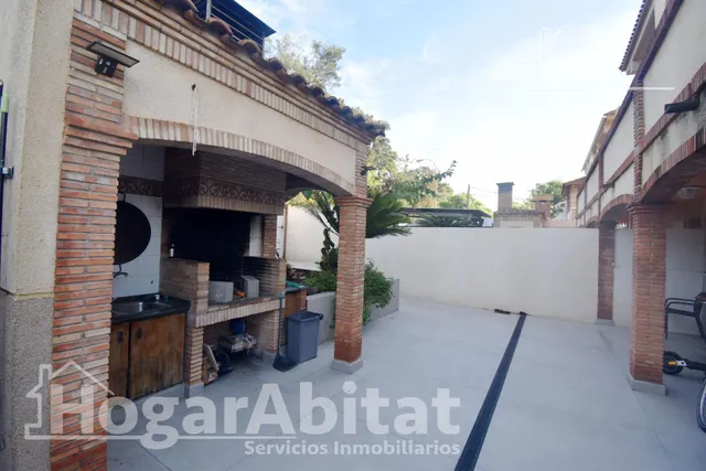 Atractivo chalet amplio con piscina privada, garaje y terraza, todo amueblado y cerca de la playa. — 14