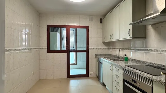 Piso exterior y luminoso en Vegueta de 2 dormitorios con gar