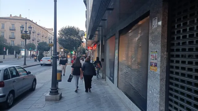 ¡Local en Acera del Darro frente al Corte Inglés! — 29