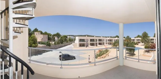 LUMINOSO ÁTICO EN URBANIZACIÓN CON PISCINA COMUNITARIA - foto 3