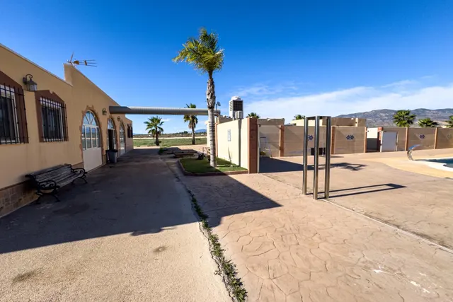Espectacular finca rústica vallada con viviendas, salón de eventos y piscina en Fuente Álamo — 35