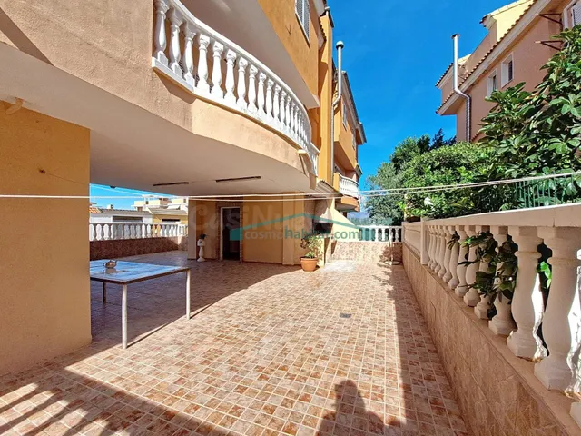 ADOSADO EN MONCOFA PLAYA CON 100 m2 DE PATIO PRIVADO Y GARAJ