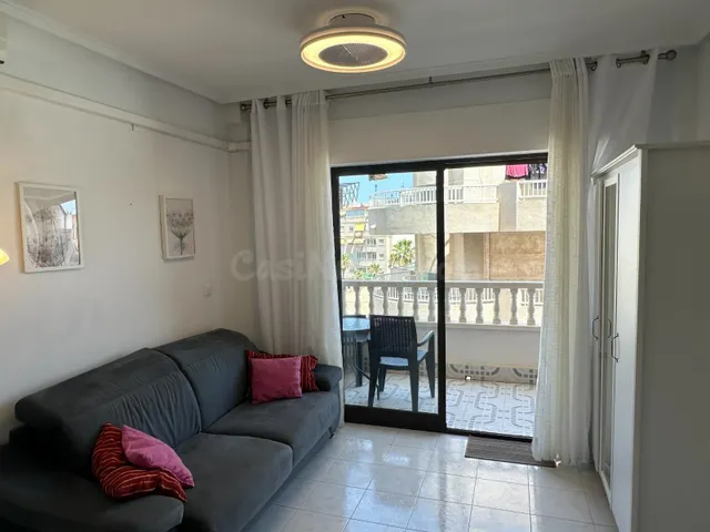 Estudio con terraza, Alicante, Torrevieja. 1 habitación, 36 m2, 900 metros al mar — 4