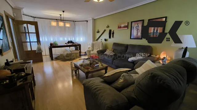Casa familiar de 259 m2 con amplio garaje, terraza, bodega c - foto 2