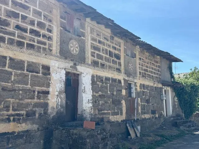 Gran casa y Almacen con finca en Villardeciervos - foto 2