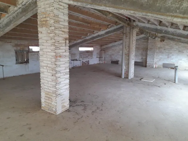 OPORTUNIDA GRAN CASA DE PUEBLO CON VIVIENDA UNIFAMILIAR Y NAV ES ANEXAS — 20