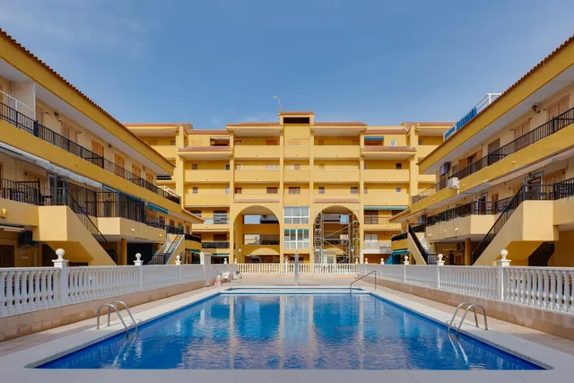 Apartamento semi reformado con orientación sur, vistas laterales al mar y piscina comunitaria. — 31