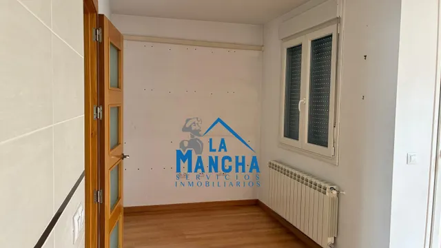 INMOBILIARIA LA MANCHA VENDE ADOSADO EN BARRIO MEDICINA. — 15