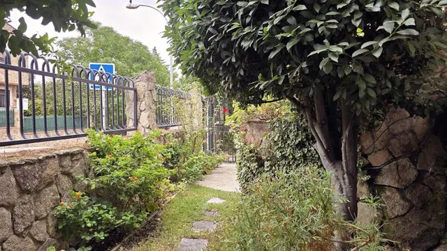 EN VENTA CHALET PAREADO DE CUATRO PLANTAS EN EL CENTRO URBAN - foto 3